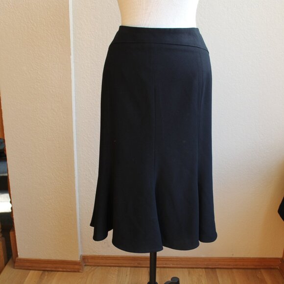 Peter Nygard Black Crepe Trumpet Flare Knee Length Skirt Business Formal  12 - Picture 1 of 3